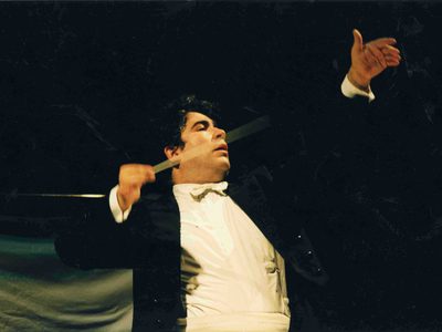 Carlo Rizzi in action in black tie