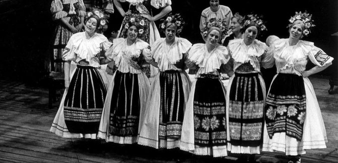 Jenufa 1975 Chorus Scene WEB