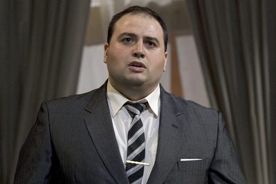 Rigoletto 227 Wynne Evans The Duke credit Clive Barda WEB