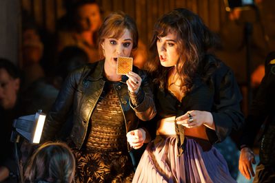 WNO Carmen Harriet Eyley as Frasquita Angela Simkin as Mercédès Photo Credit Bill Cooper 1229 WEBSITE