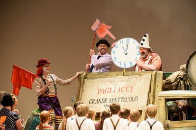 WNO Pagliacci David Kempster Tonio and Gwyn Hughes Jones Canio Photo credit Bill Cooper 1039