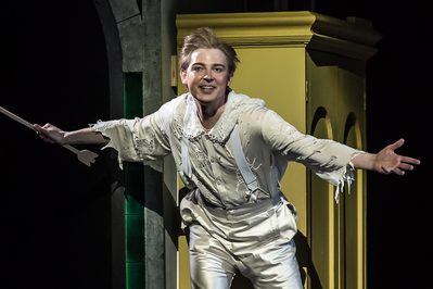 WNO Peter Pan Iestyn Morris Peter Pan Photo credit Clive Barda 159