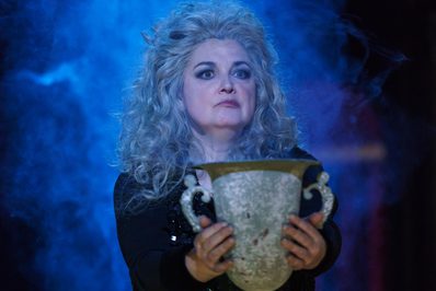 WNO Un ballo in maschera Sara Fulgoni Ulrica Photo credit Bill Cooper© 0843 WEB