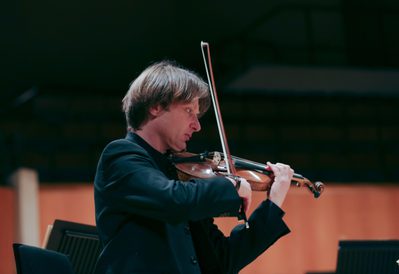 Gi J WNO Orchestra 59 A man in a black jacket plays violin.