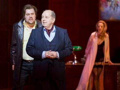 WNO Boulevard Solitude Benjamin Bevan Lescaut Adrian Thompson Monsieur Lilaque Sarah Tynan Manon Lescaut Photo Credit Johan Persson 01414