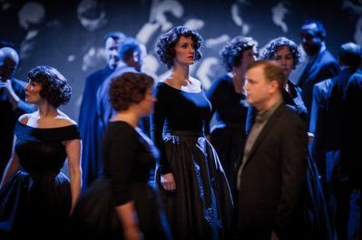 WNO Chorus WNO Chorus Fiona Harrison Centre Photo Credit Robert Workman 030