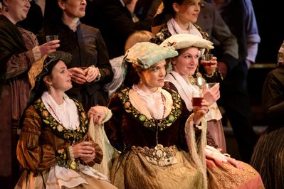 WNO Cavalleria Rusticana Centre Rebecca Afonwy Jones Lola And WNO Chorus Photo Credit Bill Cooper 409