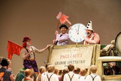 WNO Pagliacci David Kempster Tonio And Gwyn Hughes Jones Canio Photo Credit Bill Cooper 1039