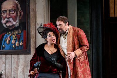 WNO Die Fledermaus Mary Elizabeth Williams Rosalinde Paul Charles Clarke Alfred Photo Credit Bill Cooper 0853