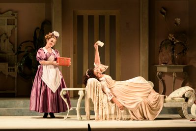 WNO Die Fledermaus Rhian Lois Adele Mary Elizabeth Williams Rosalinde Photo Credit Bill Cooper 0138