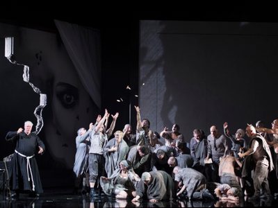 La Forza Del Destino Donald Maxwell Fra Melitone And WNO Chorus Photo Credit Richard Hubert Smith 3795 Richard Hubert-Smith 2018 A priest stands to one side while a rabble dressed in grey try to catch something.