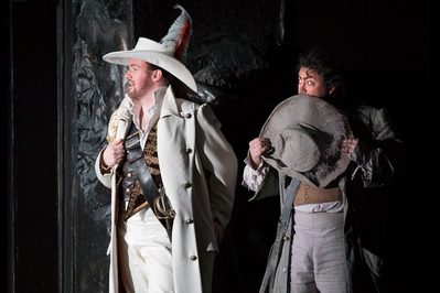WNO Don Giovanni Gavan Ring Don Giovanni David Stout Leporello Photo Credit Richard Hubert Smith 5784 Richard Hubert Smith Don Giovanni and Leporello stand close together, looking tentatively to their right.