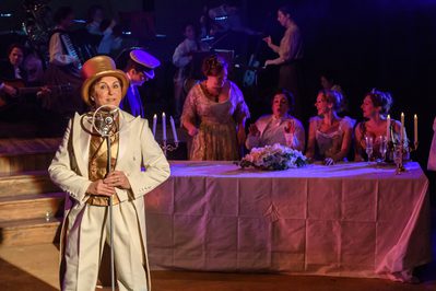 WNO Rriu Lesley Garrett Emcee Madeleine Shaw Lady Rhondda And WNO Ladies Chorus Photo Credit © Jane Hobson 2780 Jane Hobson 2018