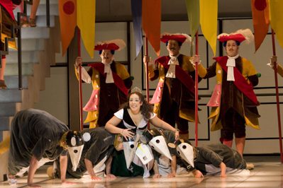 Marianna Pizzolato Angelina and members of the chorus of WNO credit Bill Cooper © BC20070924356 180817 164916