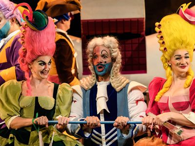 WNO La Cenerentola Aoife Miskelly Clorinda Giorgio Caoduro Dandini Heather Lowe Tisbe Photo credit © Jane Hobson 7623 Jane Hobson