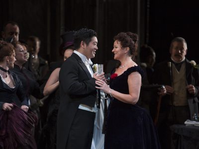 WNO La traviata Kang Wang Alfredo Linda Richardson Violetta and WNO Chorus Photo credit Betina Skovbro 2934 Betina Skovbro