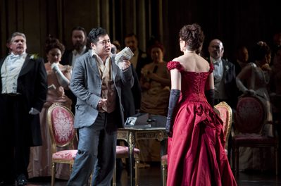 WNO La traviata Kang Wang Alfredo Linda Richardson Violetta and WNO Chorus Photo credit Betina Skovbro 3805 Betina Skovbro