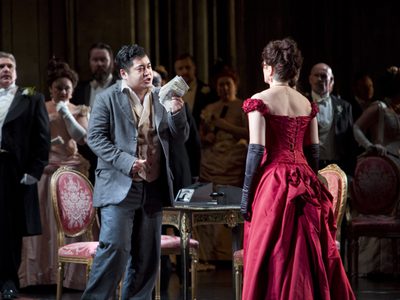 WNO La traviata Kang Wang Alfredo Linda Richardson Violetta and WNO Chorus Photo credit Betina Skovbro 3805 Betina Skovbro