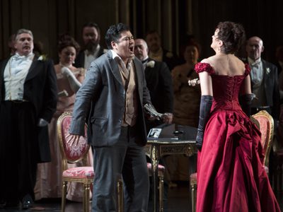 WNO La traviata Kang Wang Alfredo Linda Richardson Violetta and WNO Chorus Photo credit Betina Skovbro 3809 Betina Skovbro