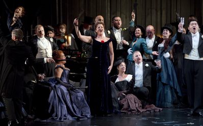WNO La traviata Rebecca Afonwy Jones Flora Linda Richardson Violetta Kang Wang Alfredo and WNO Chorus Photo credit Betina Skovbro 2941 Betina Skovbro