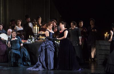 WNO La traviata Rebecca Afonwy Jones Flora Linda Richardson Violetta and WNO Chorus Photo credit Betina Skovbro 2820 Betina Skovbro