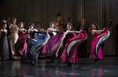 WNO La traviata WNO Dancers and WNO Chorus Photo credit Betina Skovbro 3552 Betina Skovbro