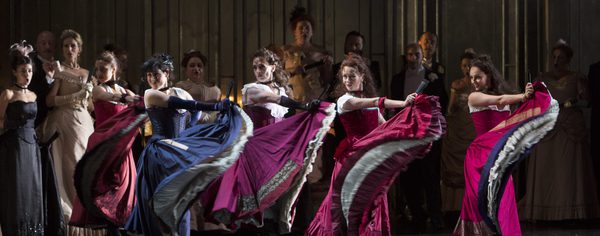 WNO La traviata WNO Dancers and WNO Chorus Photo credit Betina Skovbro 3552 Betina Skovbro