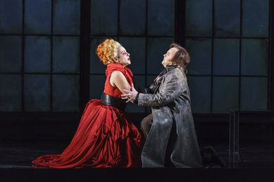 WNO Roberto Devereux Joyce El Khoury Elisabetta Barry Banks Roberto Devereux Photo Credit Bill Cooper 0150 Bill Cooper 2019 Man and woman kneeling on the floor holding each others arms.