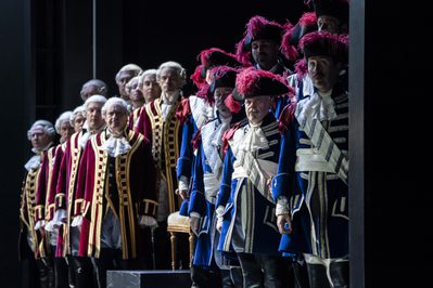 WNO Chorus in Les vêpres siciliennes PHOTO CREDIT Johan Person 6631 Corws WNO Corws WNO ar y llwyfan