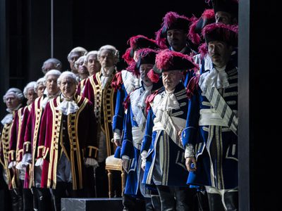 WNO Chorus in Les vêpres siciliennes PHOTO CREDIT Johan Person 6631 Corws WNO Image of Male chorus on stage