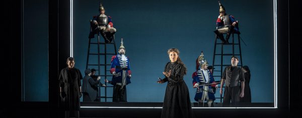 WNO Christine Byrne as Ninette Anush Hovhannisyan Robyn Lyn Evans as Danieli in Les vêpres siciliennes PHOTO CREDIT Johan Person 1050 Cast on stage with two men sitting on higher platforms