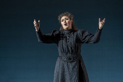 WNO Les vêpres siciliennes Anush Hovhannisyan Helene PHOTO CREDIT Johan Person 1004 Johan Person 2020 Woman singing with arms outstretched
