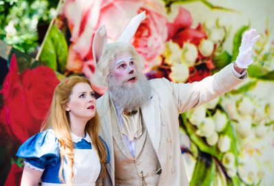 Image from production commissioned and originally produced by Opera Holland Park Photo credit Alex Brenner 1 Alex Brenner Edrycha Alice a'r Cwningen wen draw at y byd hudolus
