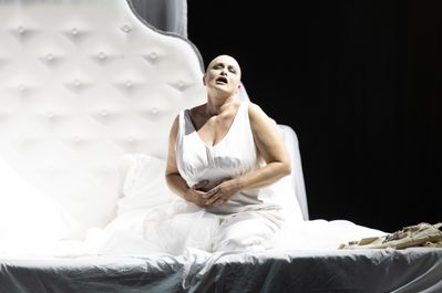 WNO The Makropulos Affair Ángeles Blancas Gulin Emilia Marty photo credit Richard Hubert Smith 8658