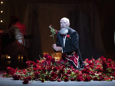 WNO The Makropulos Affair Alan Oke Count Hauk Šendorf photo credit Richard Hubert Smith 8119