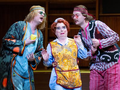 WNO Così fan tutte Egor Zhuravskii Ferrando Rebecca Evans Despina James Atkinson Guglielmo photo credit Elliott Franks 1185 A production shot showing Ferrando and Guglielmo singing to Despina who looks concerned.