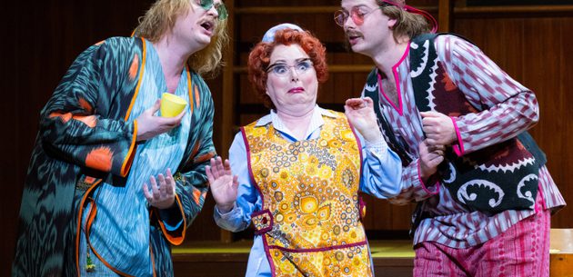 WNO Così fan tutte Egor Zhuravskii Ferrando Rebecca Evans Despina James Atkinson Guglielmo photo credit Elliott Franks 1185 A production shot showing Ferrando and Guglielmo singing to Despina who looks concerned.