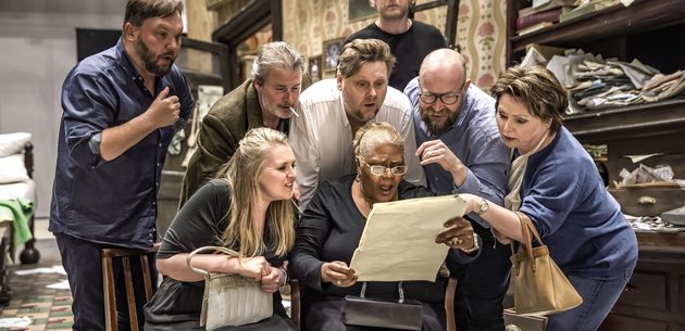 WNO Il trittico Gianni Schicchi Cast of Gianni Schicchi photo credit Craig Fuller 2787